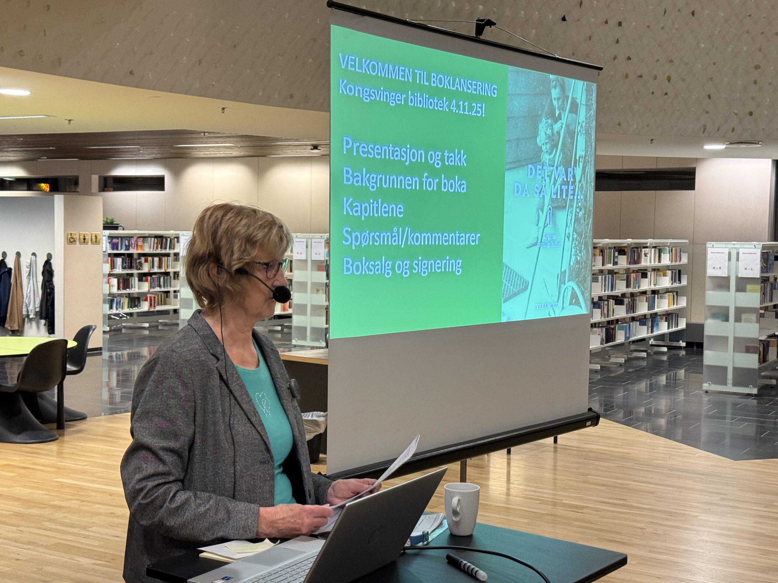 Vera Wold presenterte sin nye bok “Det var da så lite…” for et stort publikum i Kongsvinger Bibliotek. Etterpå gikk bøkene unna som varmt hvetebrød.