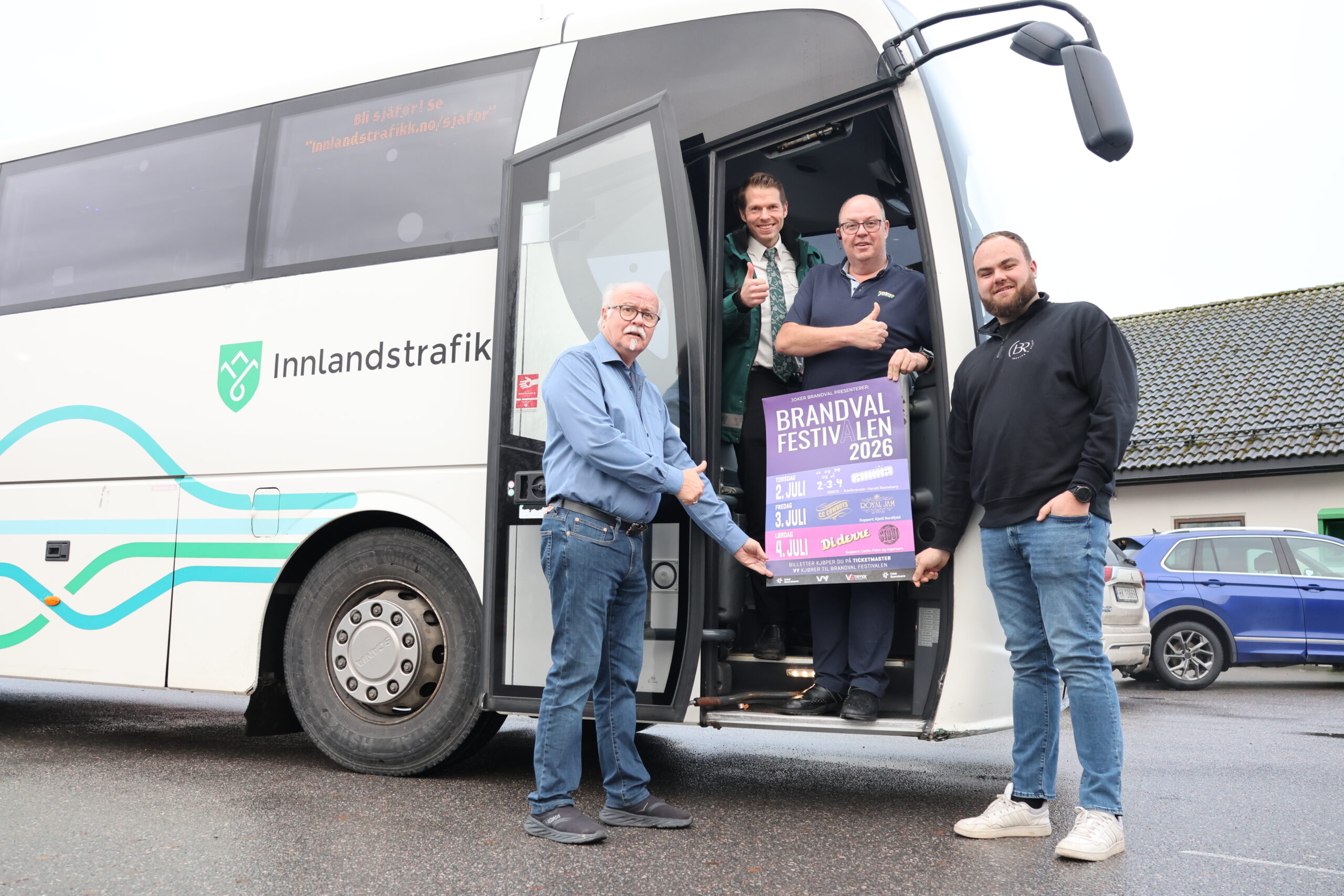 Vy Buss stiller med gratis busser til Brandvalfestivalens familiedag torsdag 2. juli. Det er veldig positivt av VY gjør det mulig å ta seg til og fra Brandval gratis, sier Joker-Lars. Stig Fonås (f.v.), Ole Kenneth Olsen fra Vy Buss, Lars Bråten og Emil Bråten.