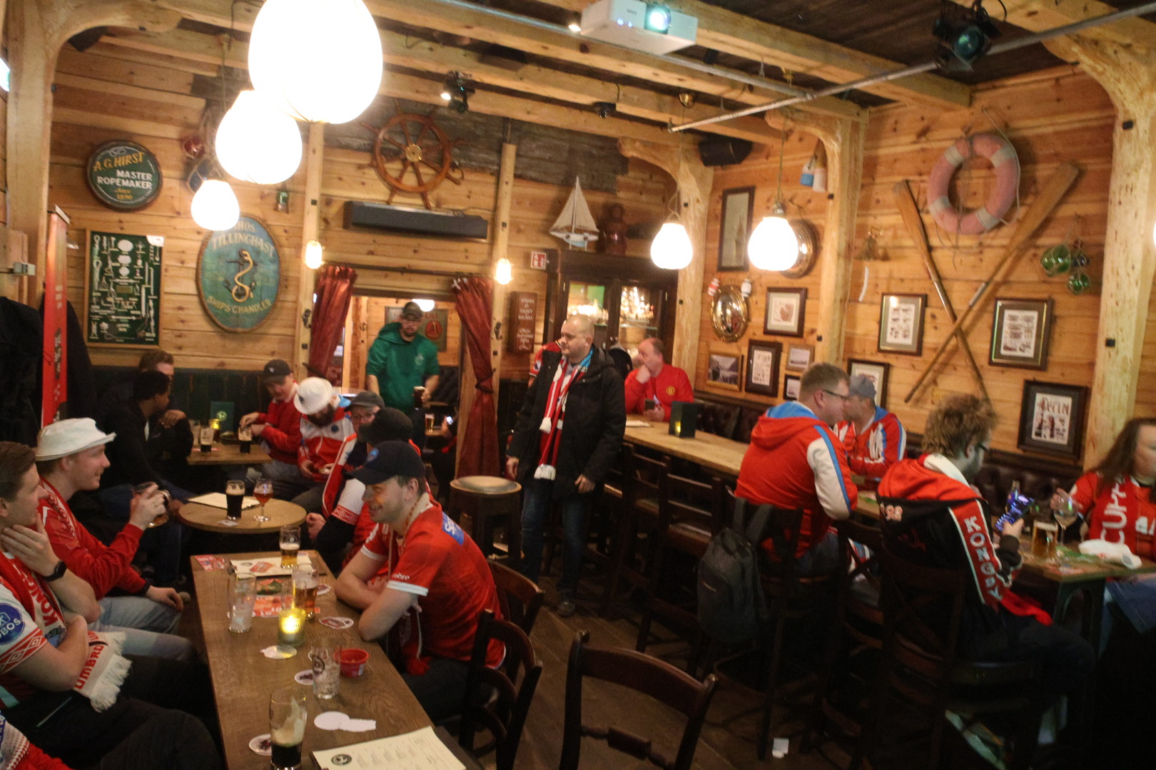 Rundt 30 KiL-supportere samlet seg på pub i Bergen tidlig lørdag formiddag.
