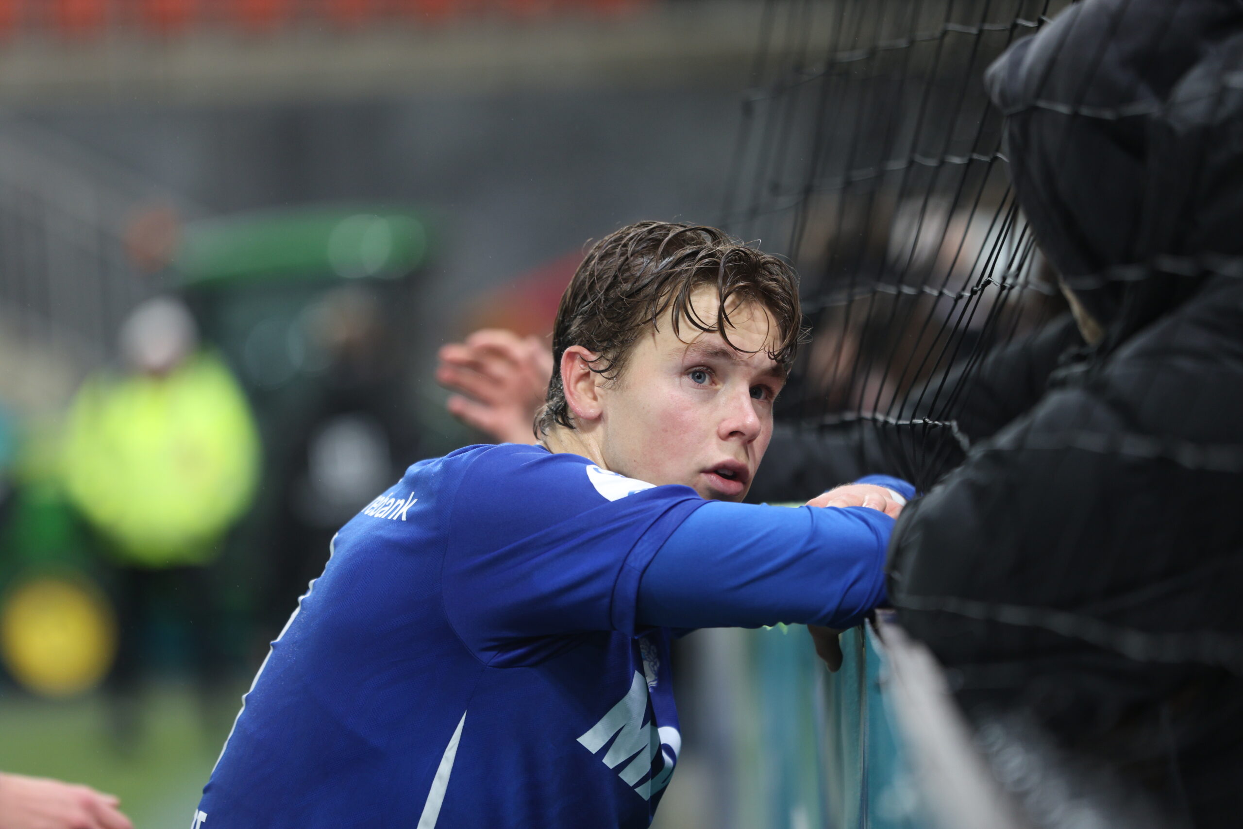 Jesper Grundt pratet skuffet med fansen etter kamp.