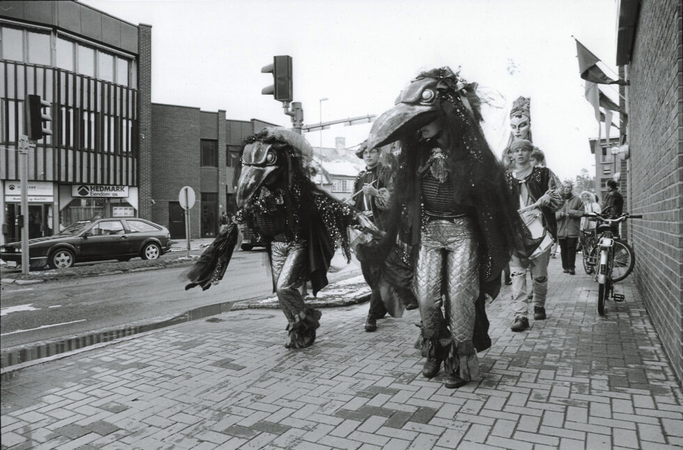 Teaterfestivalen 1993 åpnet med parade og trommer.