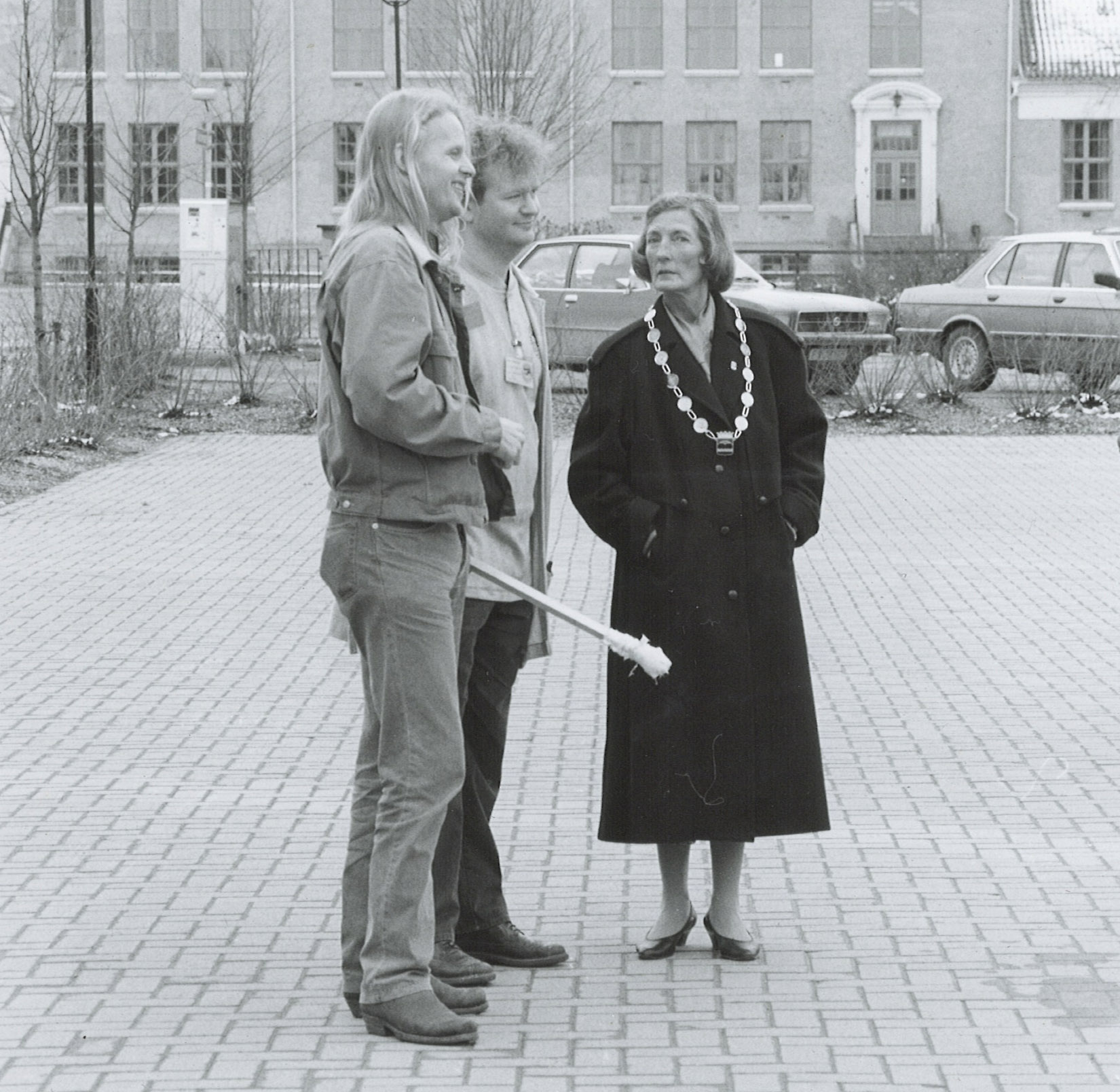 Kunstnerisk leder Sverre Waage, Arild Halvorsen fra Hedmark Teater og ordfører Johanne Wetterhus under åpningen av Teaterfestivalen i 1993