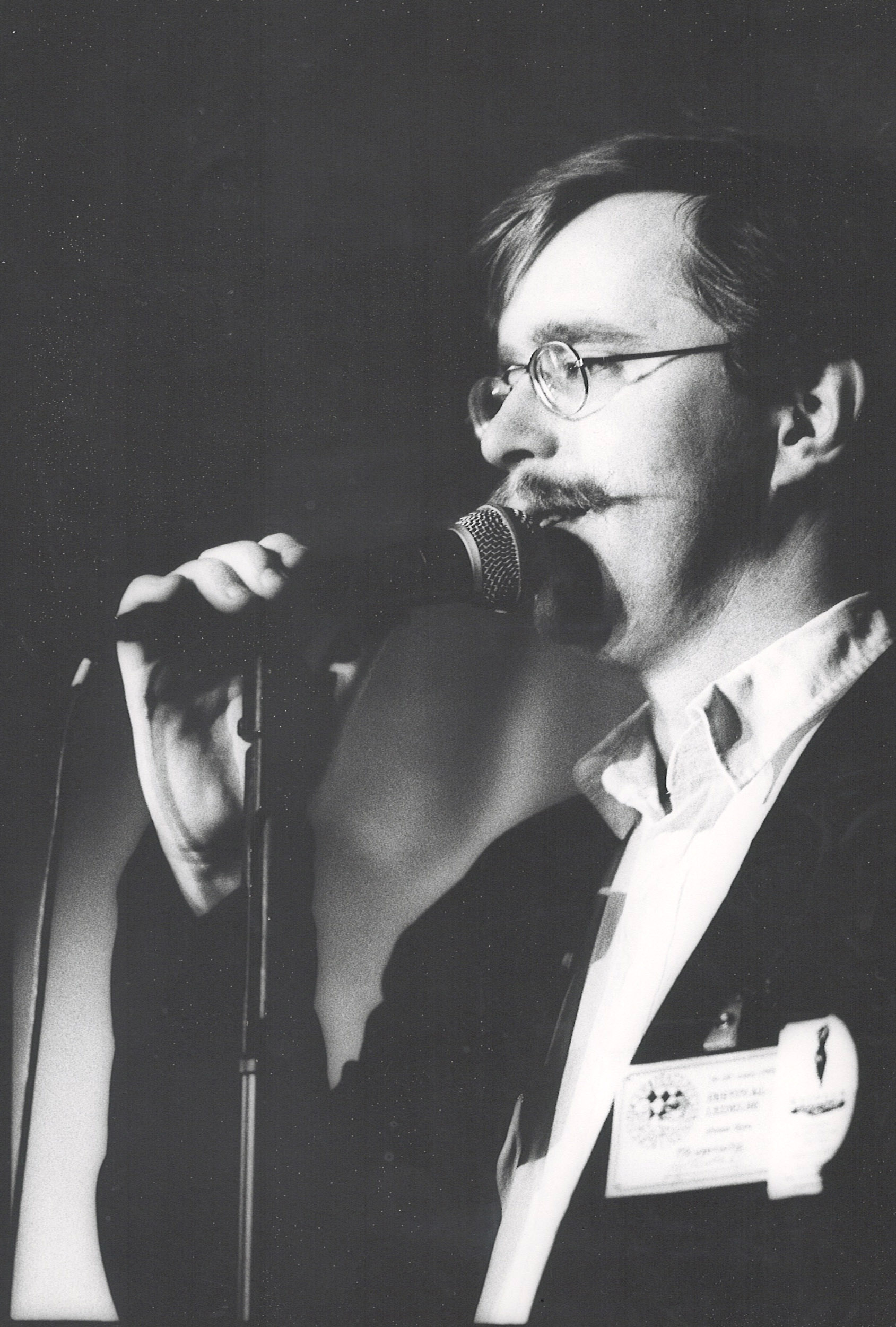 Øivind Roos med den da legendariske barten fra scenen i 1993.