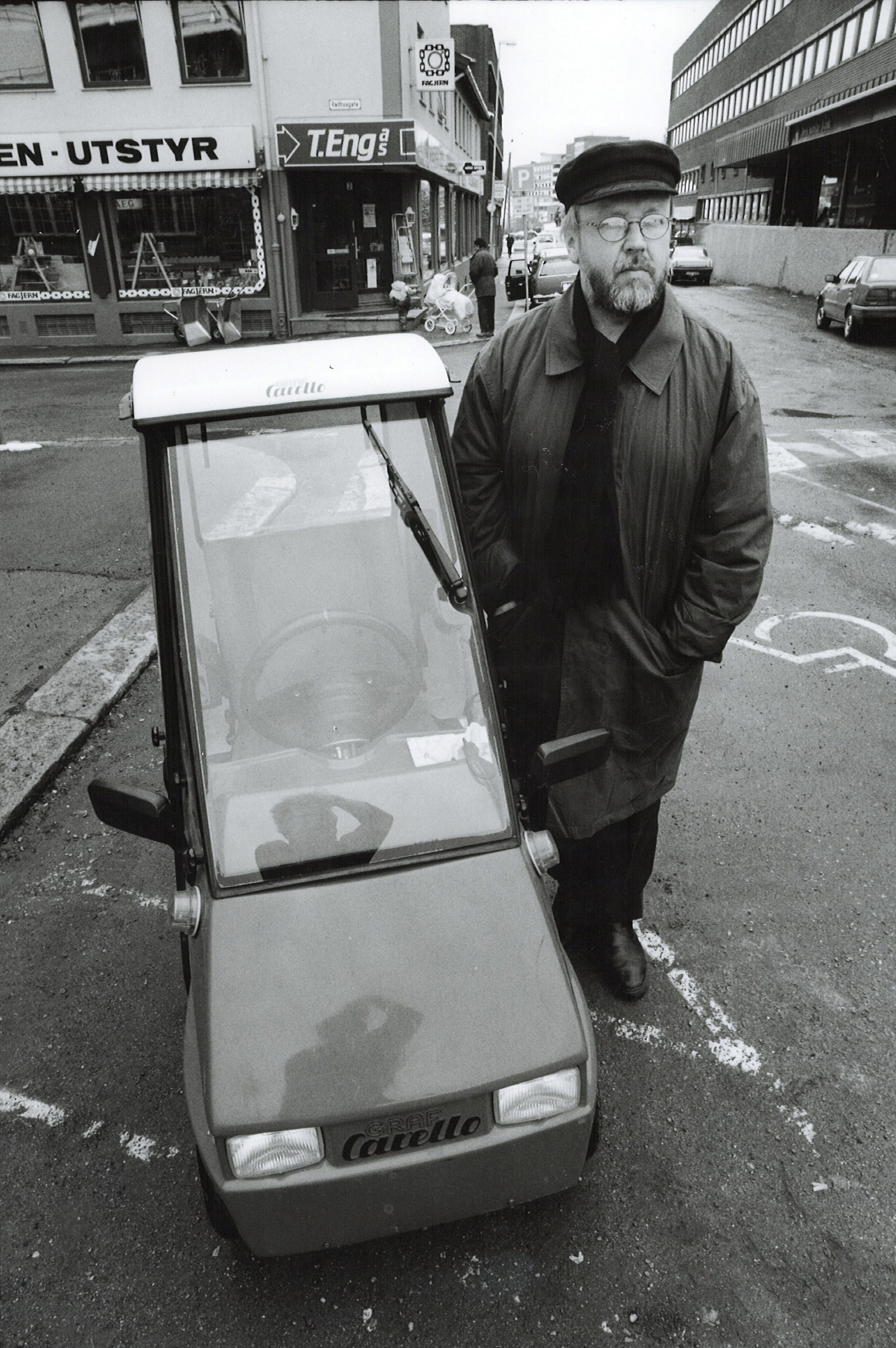 Festivalpoet Bengt Berg fra Torsby ble etter hvert et fast og populært innslag på Teaterfestivalen. Her fra 1993. Foto: Finn Aasum.