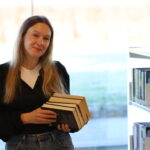 Unnveig Aas finner inspirasjon til musikken sin blant bøkene på Kongsvinger bibliotek.