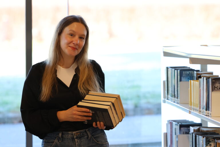Unnveig Aas finner inspirasjon til musikken sin blant bøkene på Kongsvinger bibliotek.