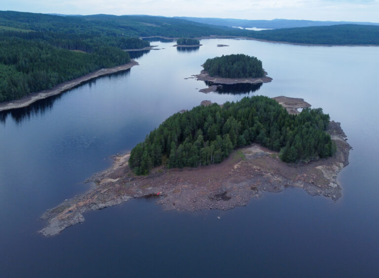 Hafslund melder at prosjektet med å oppgradere dam Varalden blir forsinket. Dette betyr at vannstanden i Varalden vil holdes lav inntil dammen er bygget om.