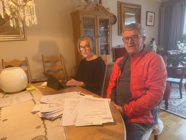Stig Hauge og Aud Eek har gjennom to år fått en imponerende bunke med saksdokumenter for å finne en plass til beboernes søppelposer.