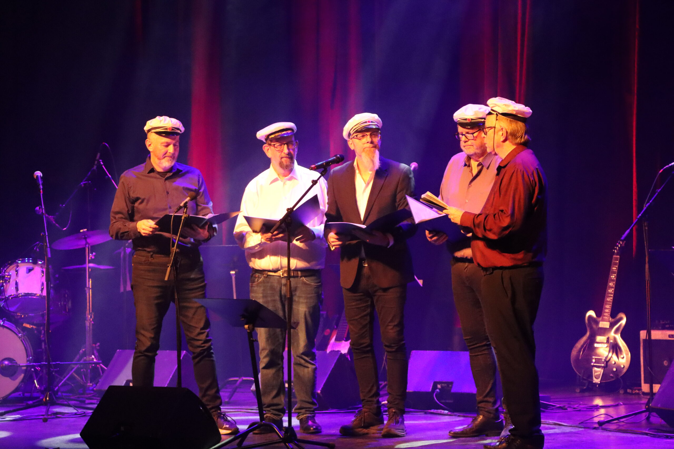Mannskoret måtte også få vise seg frem på konserten.