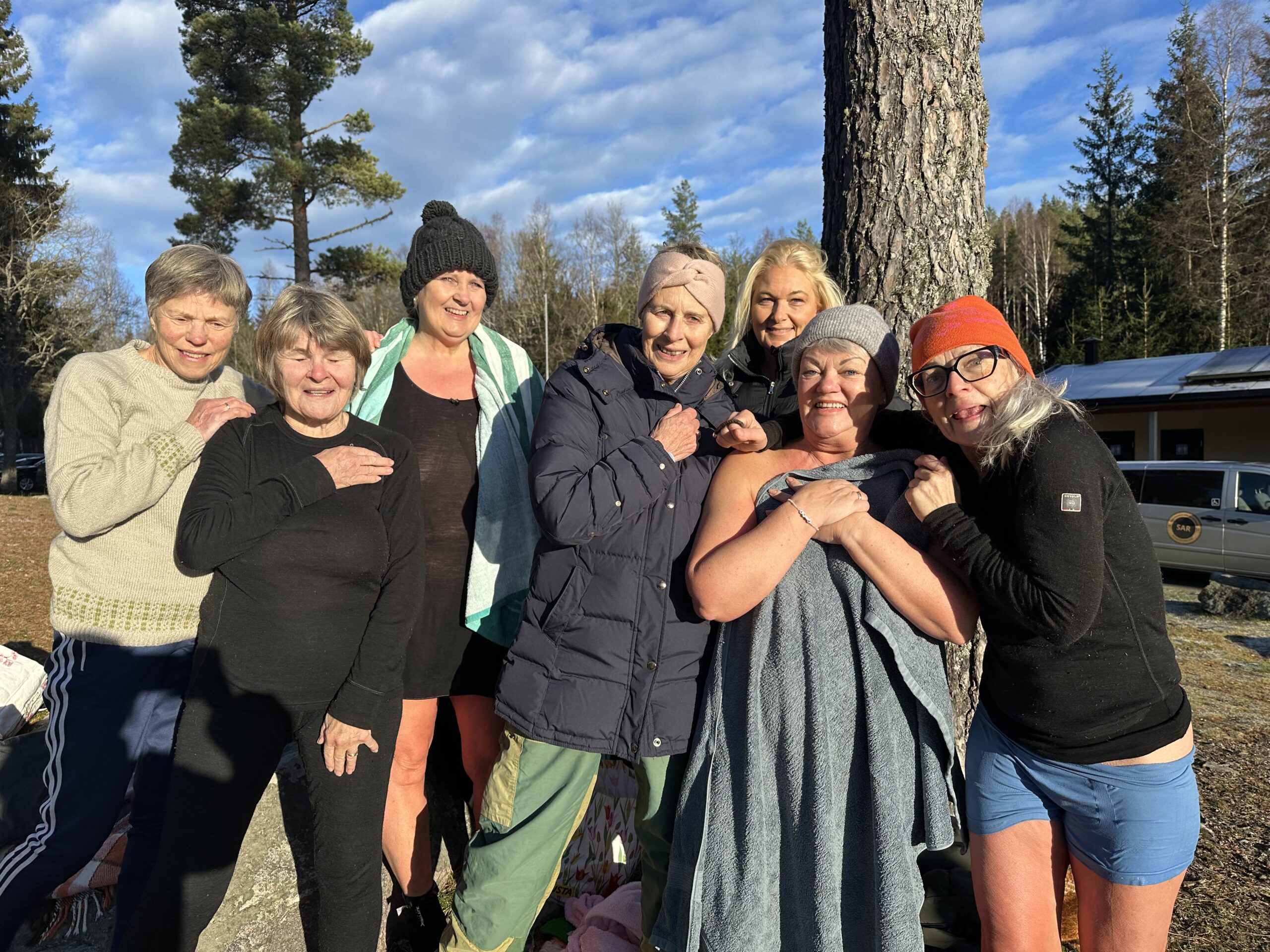 Ann-Britt Godtlund (f.v.), Reidun Westeng , Anne Kongsrud, Ingjerd Gran Børrud, Maria Lillebekk, Heidi Sivertsvik og Evy Hansen koste seg med god stemning etter isbading.