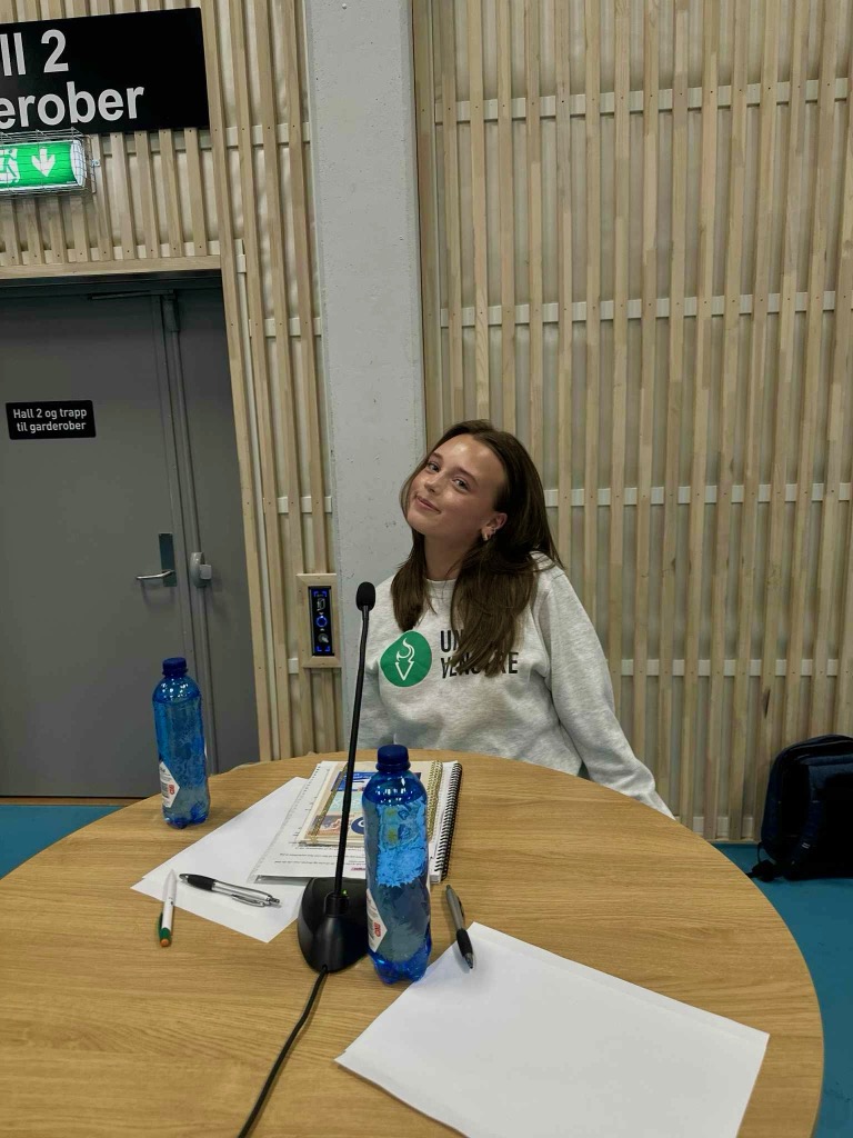 Delia trives på skoledebatter og representerer gjerne partiet sitt.