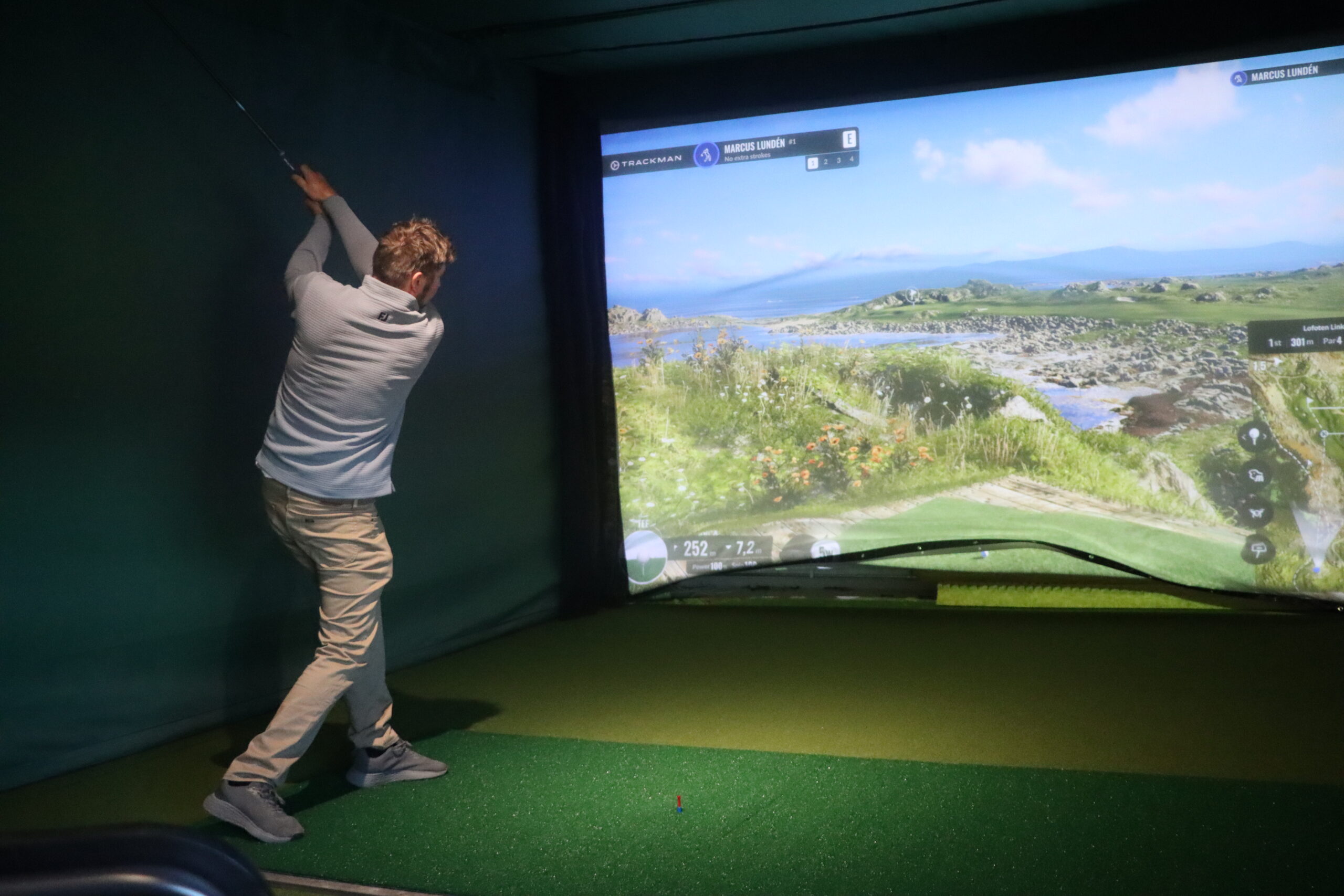 Marcus Lundén kunne dra til Lofoten for å spille golf gjennom simulatoren.