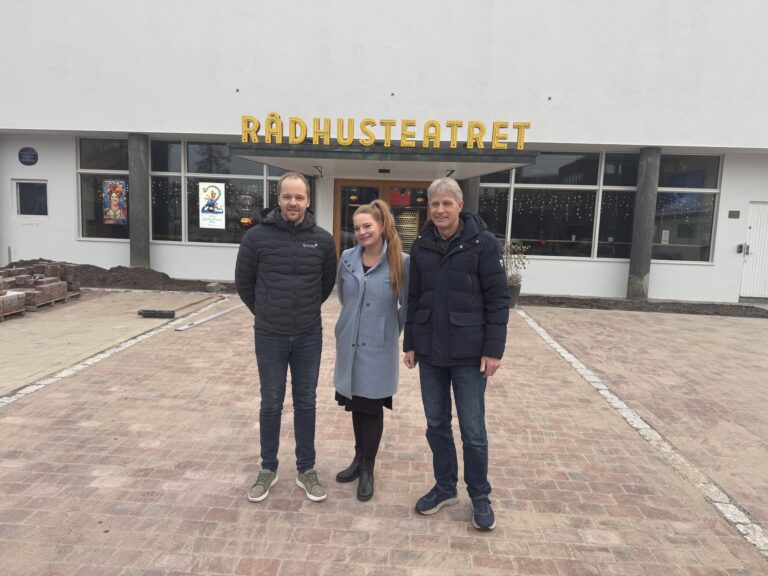 Første del av oppussingen av Rådhus.Teatret er unnagjort. Erik Larsen, daglig leder i Emmto AS, Stine Marie Solem, avdelingsleder for Rådhus-Teatret og Steinar Roland, prosjektleder i Kongsvinger kommune, er fornøyd med resultatet.