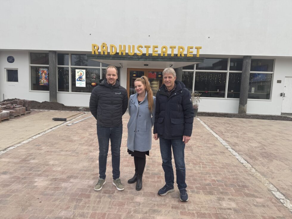 Første del av oppussingen av Rådhus.Teatret er unnagjort. Erik Larsen, daglig leder i Emmto AS, Stine Marie Solem, avdelingsleder for Rådhus-Teatret og Steinar Roland, prosjektleder i Kongsvinger kommune, er fornøyd med resultatet.