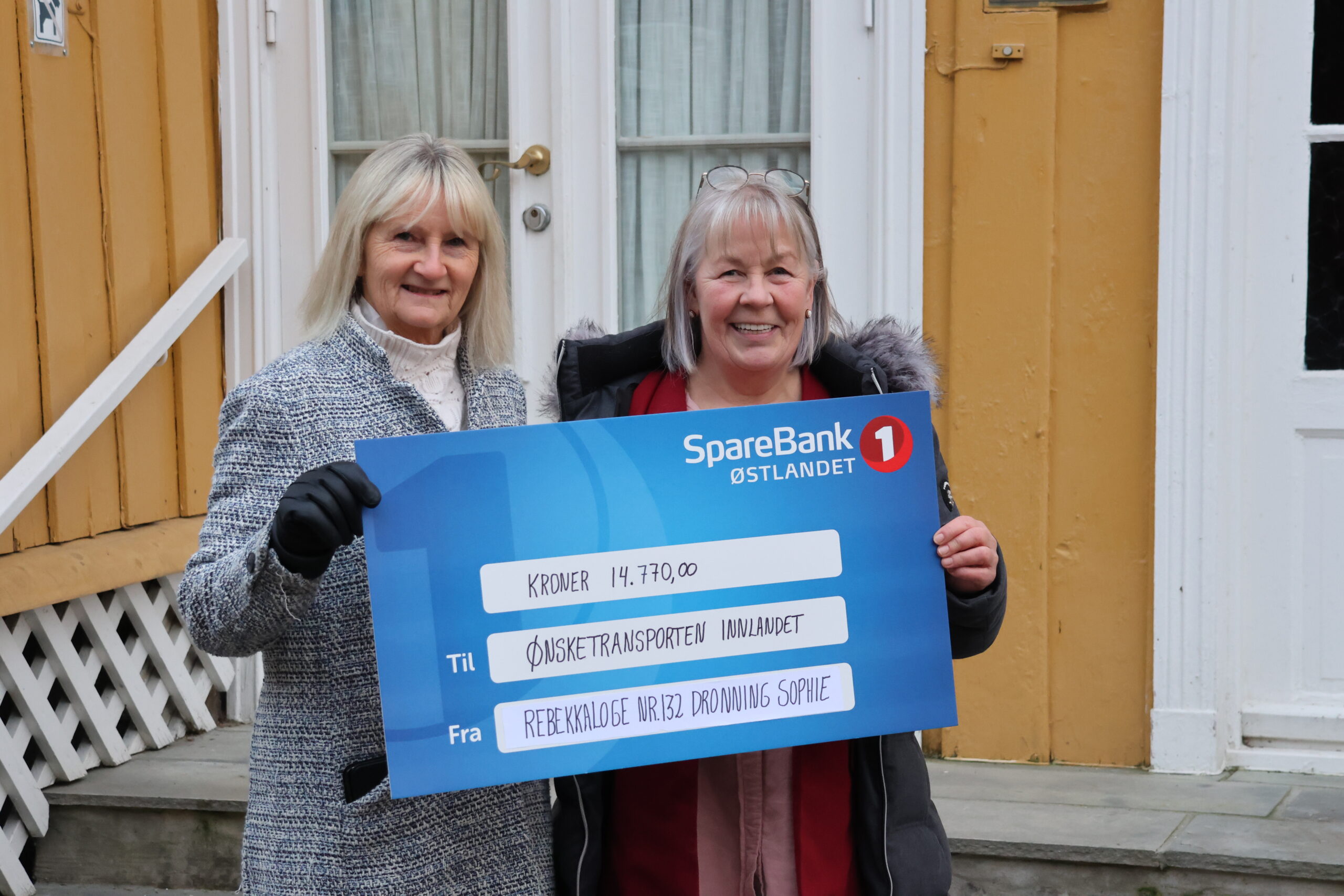 Rebekkalogen 132 Dronning Sophie I Kongsvinger ved overmester Elisabeth Sollien Håvarsthun overrakte en sjekk på 14.770 kroner i gave til Ønsketransporten ved Else Sætaberget, styreleder i Ønsketransporten avdeling Øst og sentralstyremedlem i Ønsketransporten.