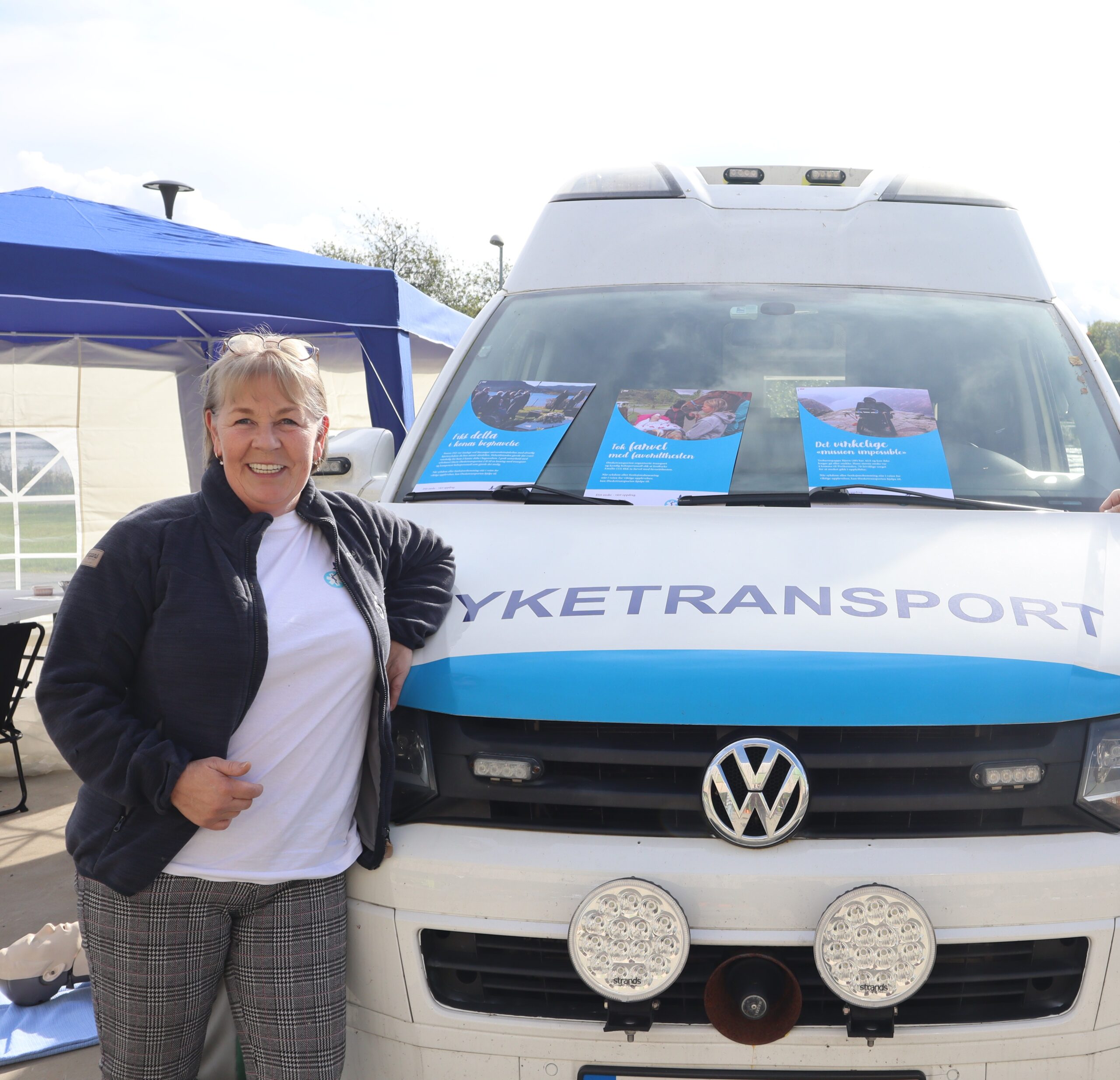 Else Sætaberget med en av ambulansene som Ønsketransporten disponerer. Bildet er fra en tidligere anledning.