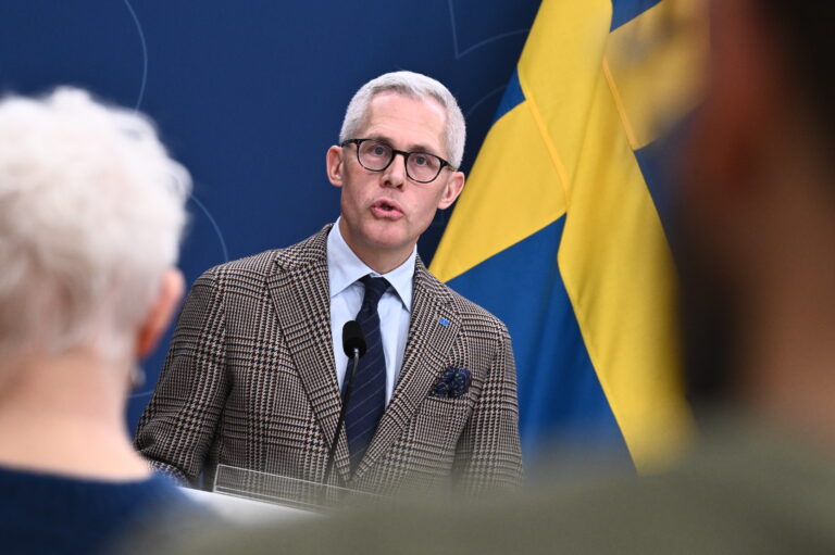 Den svenske riksiksdagsrepresentanten Kjell-Arne Ottosson var ikke imponert over svaret fra den norske og svenske finansministereen om status på utredning av grensegjengeravtalen.