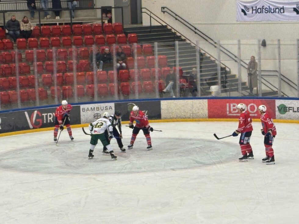 Kongsvinger Ishockey åpnet friskt, men ramlet fort sammen.