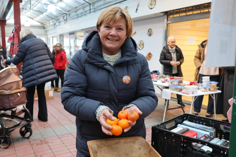 Marianne Aspebakken fra Kongsvinger Soroptimistklubb delte ut klementiner til de besøkende. Den oransje fargen har også en helt annen betydning for Soroptimistene.