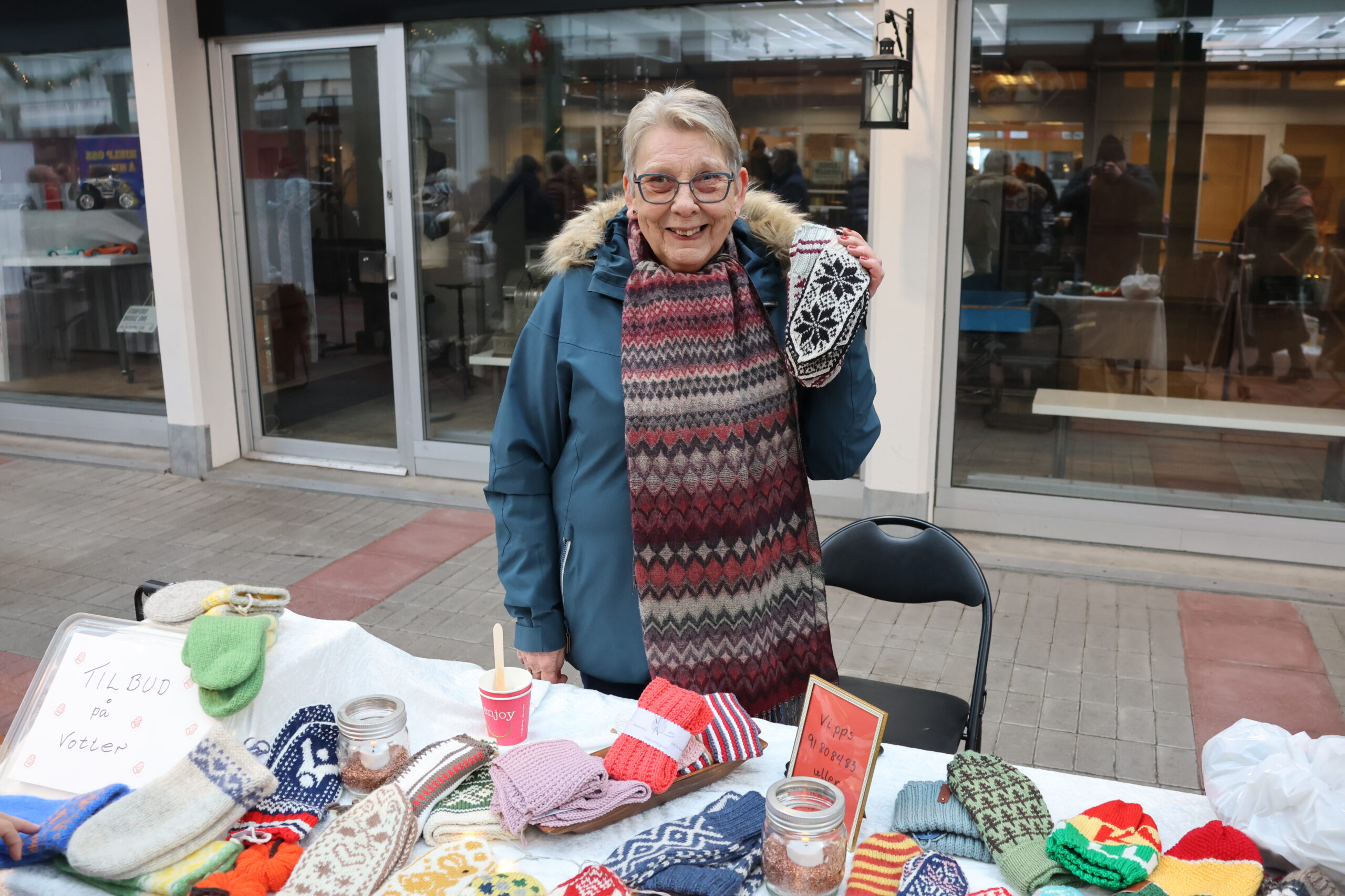 Aud Sakserud hadde tatt turen fra Flisa for å selge hjemmestrikkede votter og hansker i forskjellige mønstre.