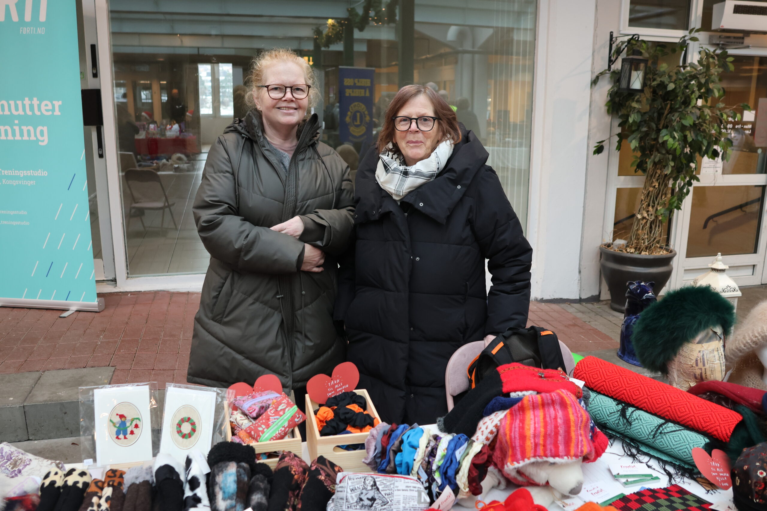Hege Kjellstrøm og Torunn Arnesen fra Kreativt Verksted solgte håndarbeid. På bordet var det både strikkevotter, tovede votter, luer og broderte julekort.