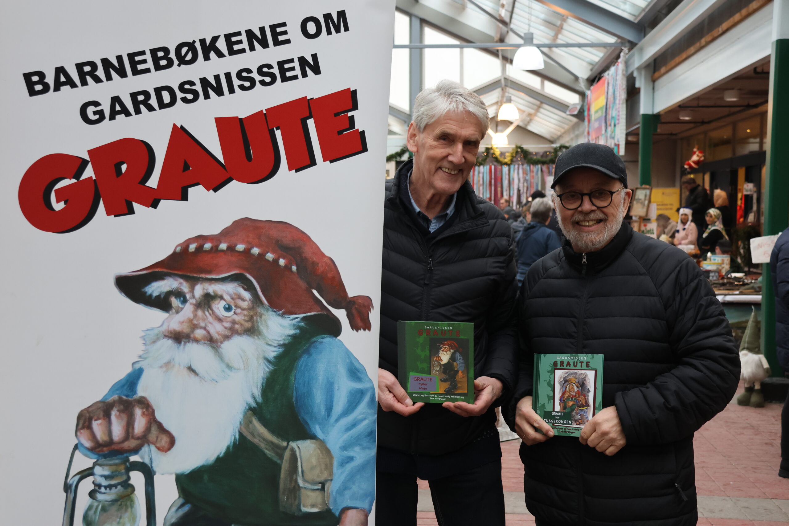 Ivar Nordhagen og Hans Ludvig Fredheim hadde tatt turen fra Nord-Odal for å vise frem gardsnissen Graute. --Du får skrive at det er Graute lengst til venstre på bildet da, sier karene og ler.