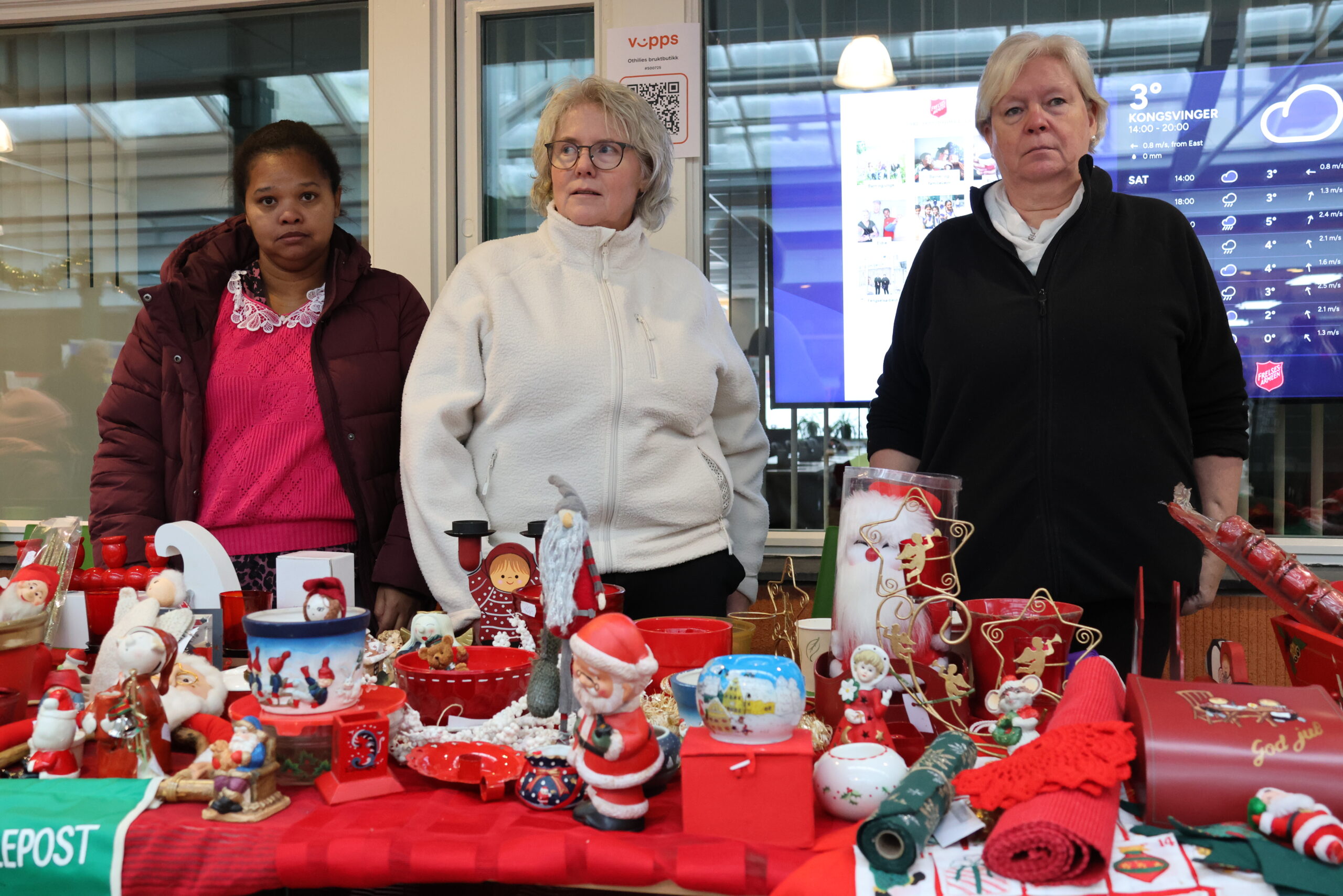 Gleiane Foseidengen, Gunn Dammen og Karin Olsberg stod på stand for Frelsesarmeen. Vi selger gjenbruks-julepynt, det er jo i tiden, fortalte damene