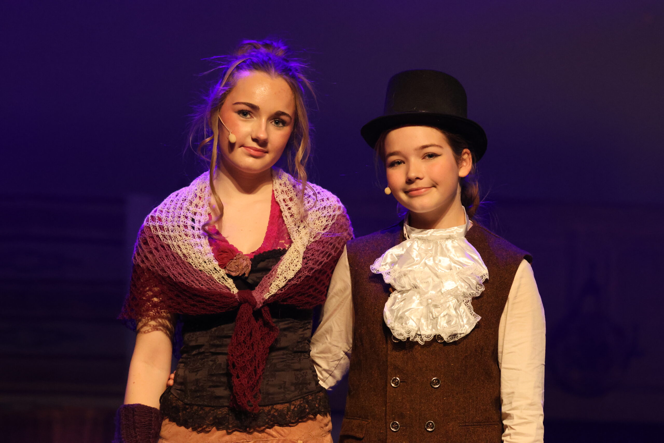 Pernille Skarstad (t.v.) spiller rollen som Nancy, mens Alma Louise Haveråen Brattås spiller hovedrollen som Oliver Twist.