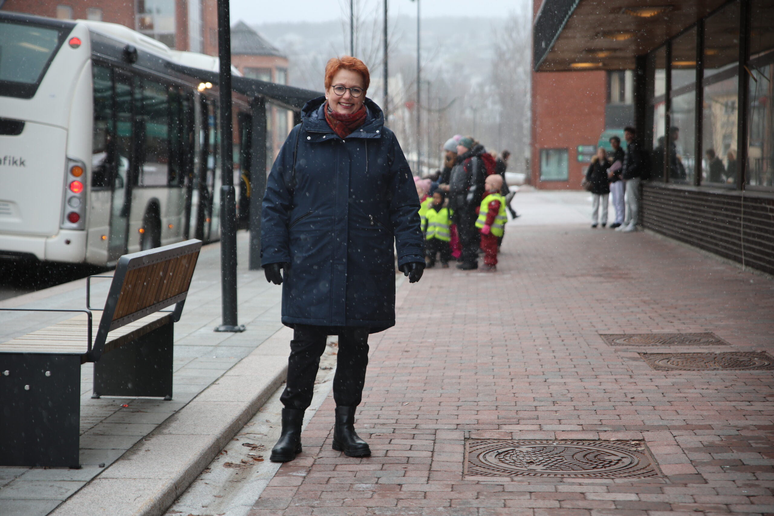 På tross av litt justering på busskur, tror Elin Såheim Bjørkli det har blitt triveligere å vente på bussen.