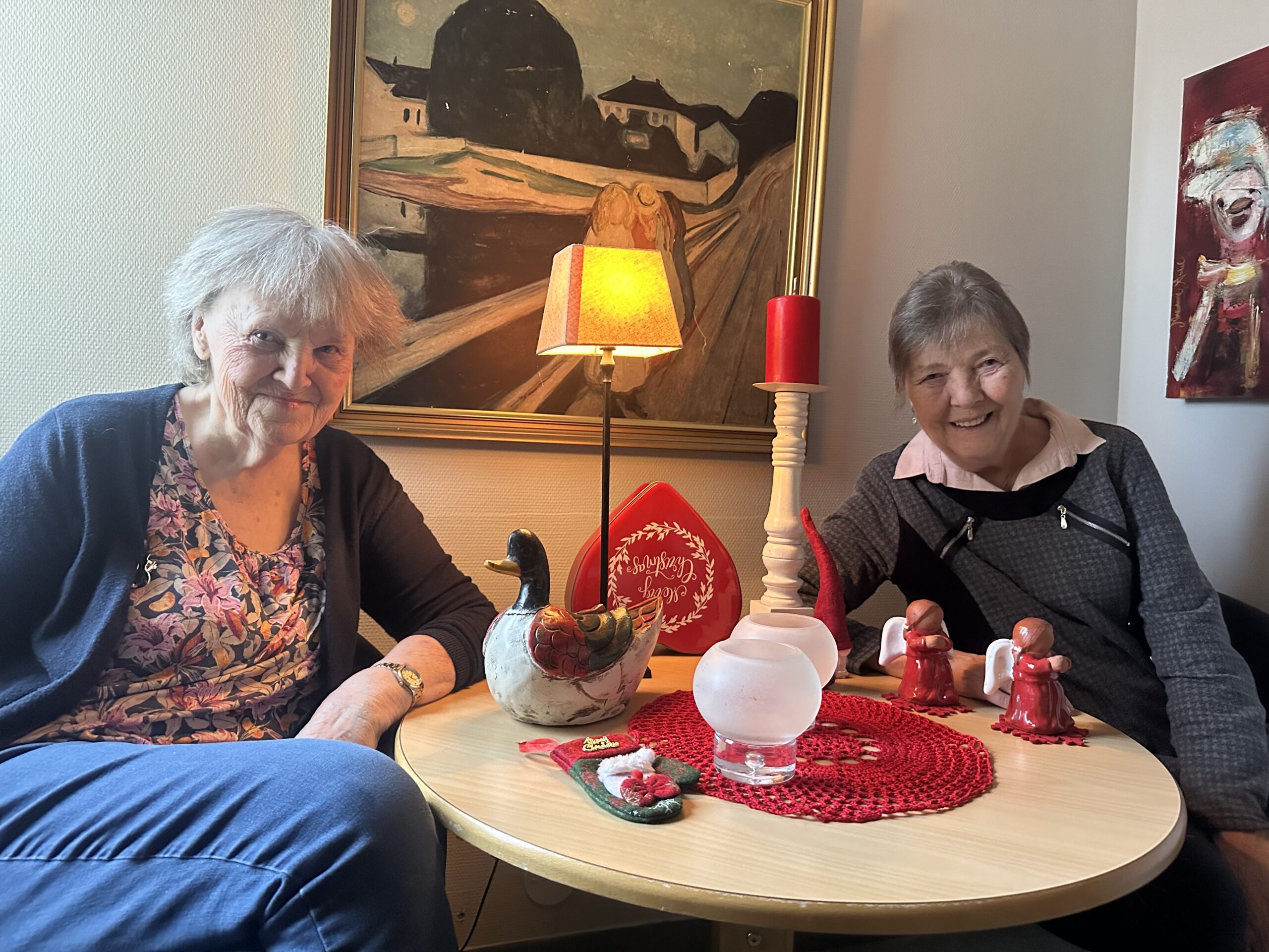 Wenche Hagaløkken (f.v.) og Ingalill Mellembråten sier julestemningen på Langelandshjemmet er helt unik.