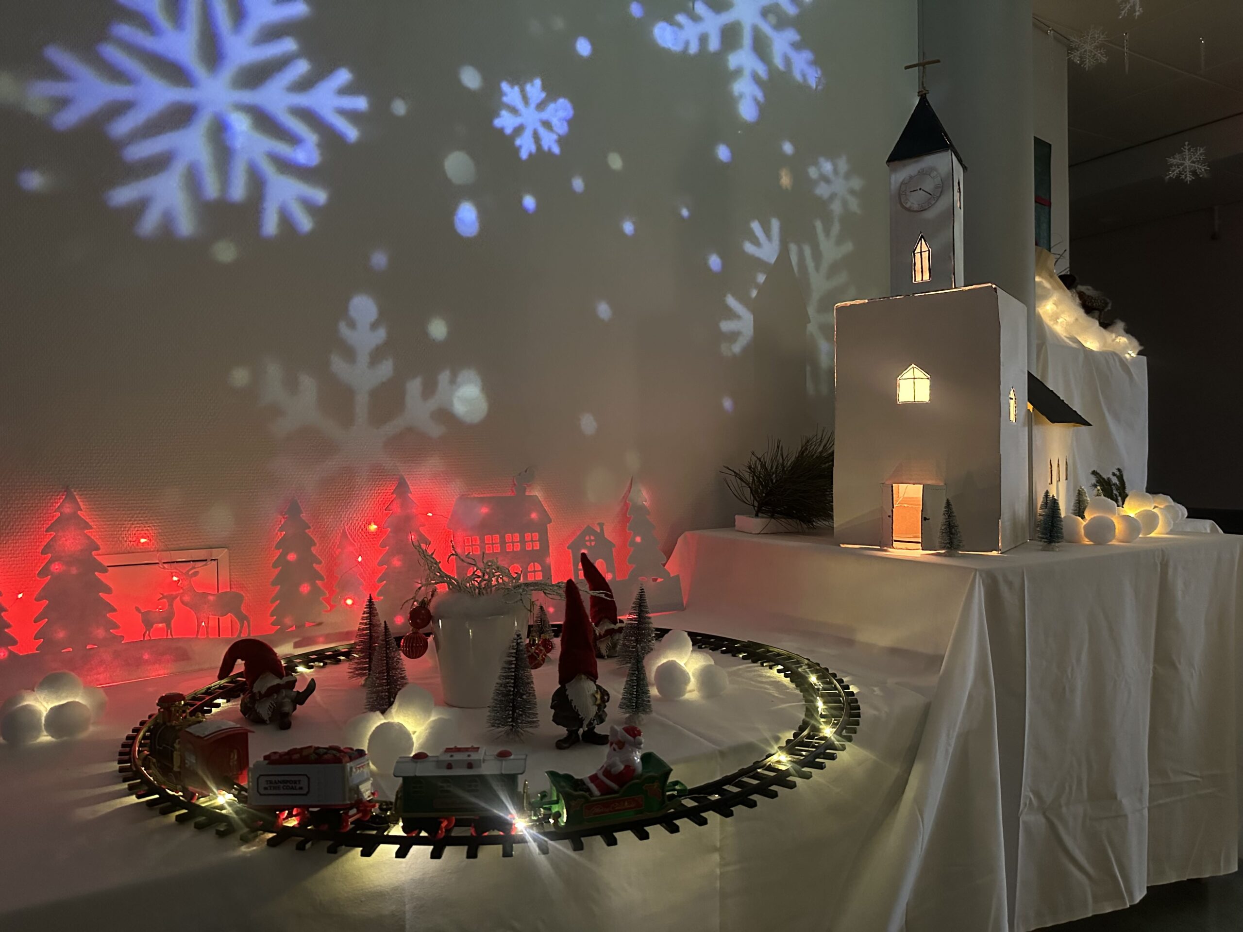 Mye av pynten er laget for hånd, blant annet en kirke laget av papp.