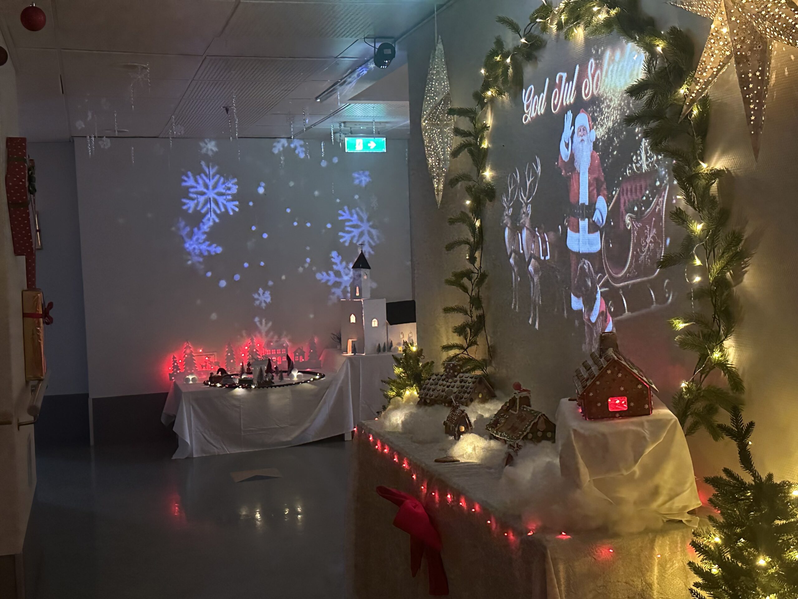 I taket henger det julekuler, istapper og stjerner. Det ble bestilt hundrevis av kroker for å henge opp ting i taket med.