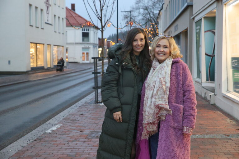 Sina Martine Brenna Engerbakk (t.v.) og Aud Tamburstuen Adsen er meget fornøyde med resultatet fra arbeidet i Brugata.