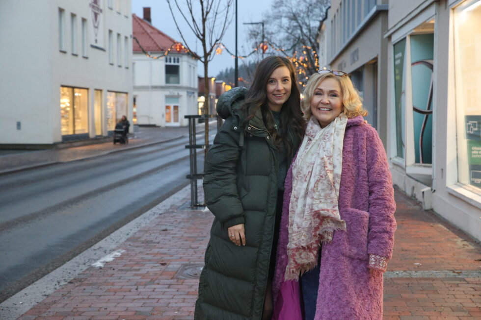 Sina Martine Brenna Engerbakk (t.v.) og Aud Tamburstuen Adsen er meget fornøyde med resultatet fra arbeidet i Brugata.