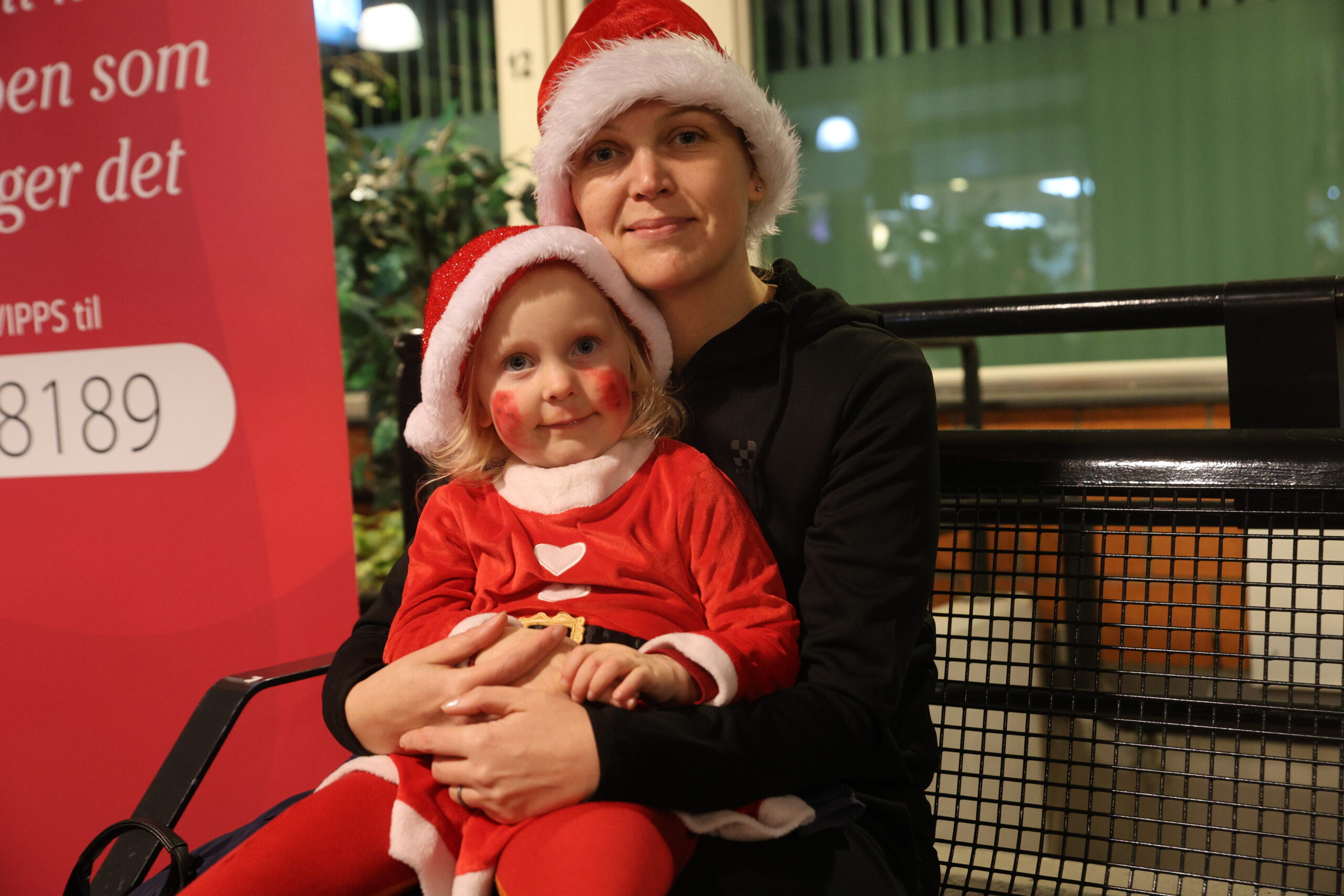 Marcela Siegel og Madelen Henriette ventet spent på når nissen skulle komme til Gågata.