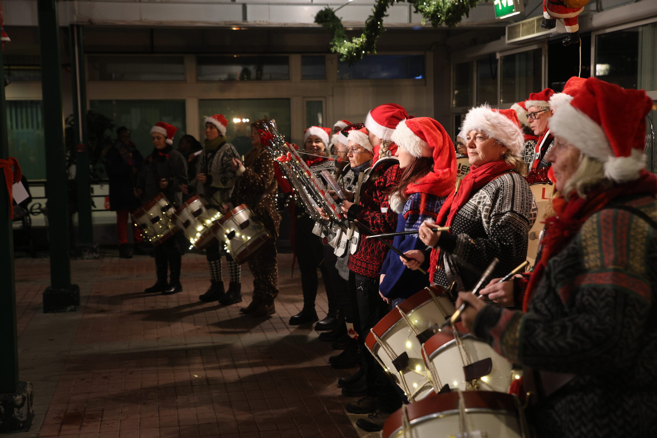 Kongsvinger Drum Ladies bidro også med musikk under torsdagens julegateåpning.