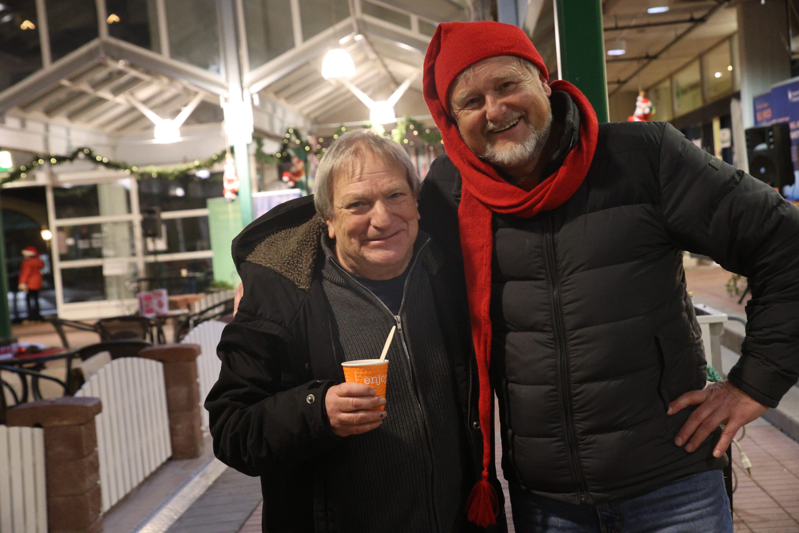 Johny Gullaker og Uno Arnesen kunne smile godt etter nok en gjennomført julegateåpning.