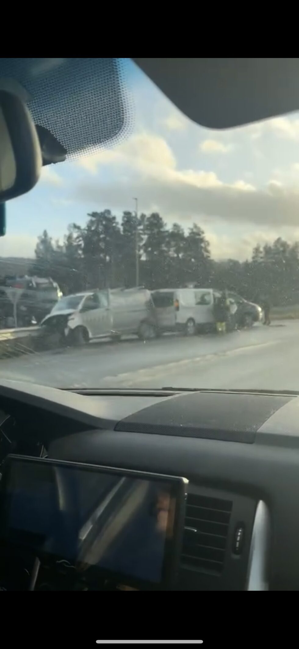 To biler er involvert i en trafikkulykke ved innkjørselen på Matrand.