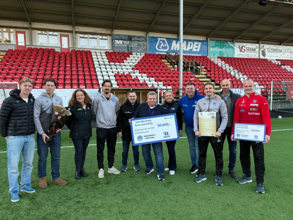 KIL toppfotball mottok fredag en gavesjekk på 50.000 kroner som bevis på at de er årets klubb i OBOS-ligaen 2025.
