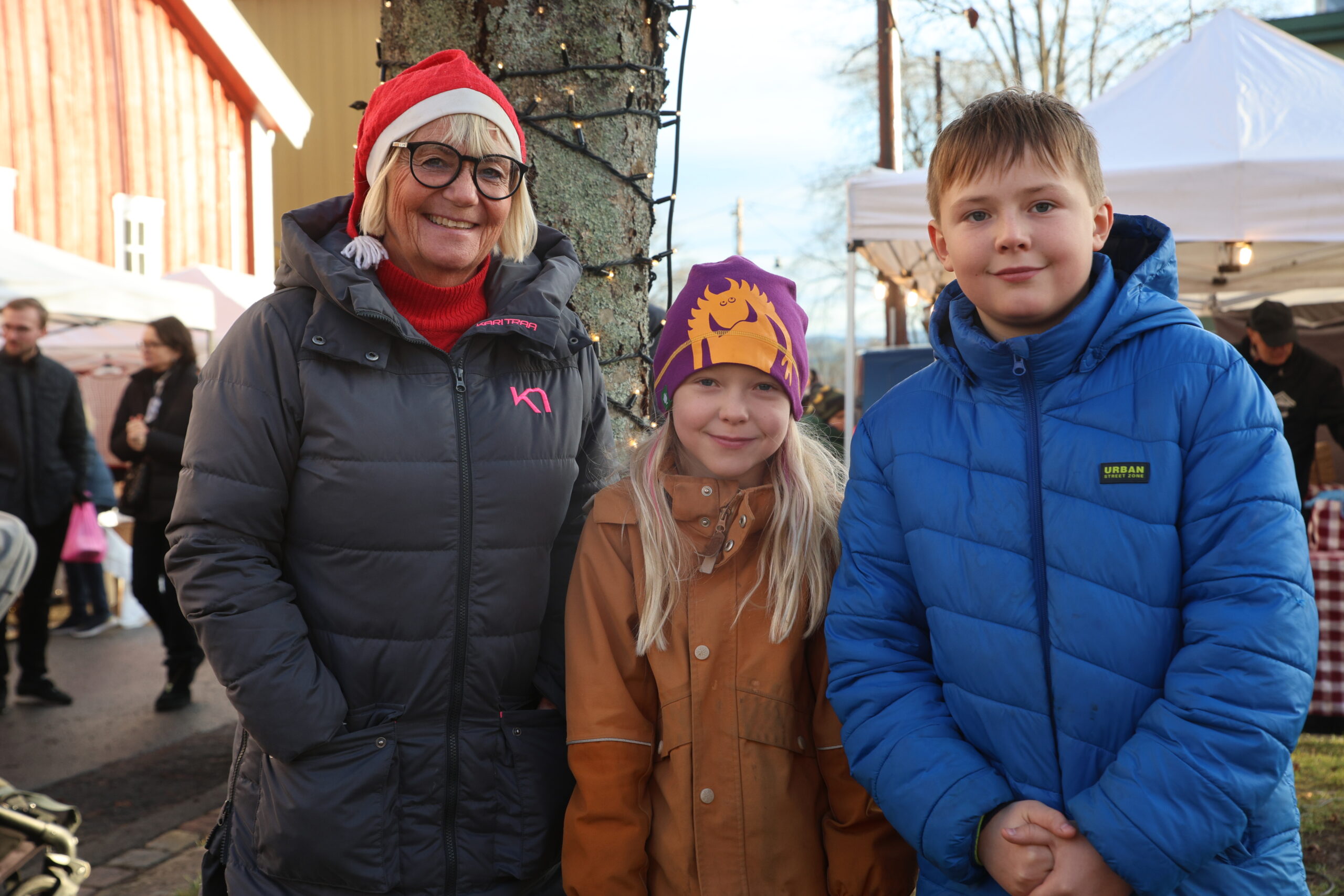 Hege Aas hadde med seg Amalie og Henrik Foslie til årets julemarked. De fikk et flott førsteinntrykk.