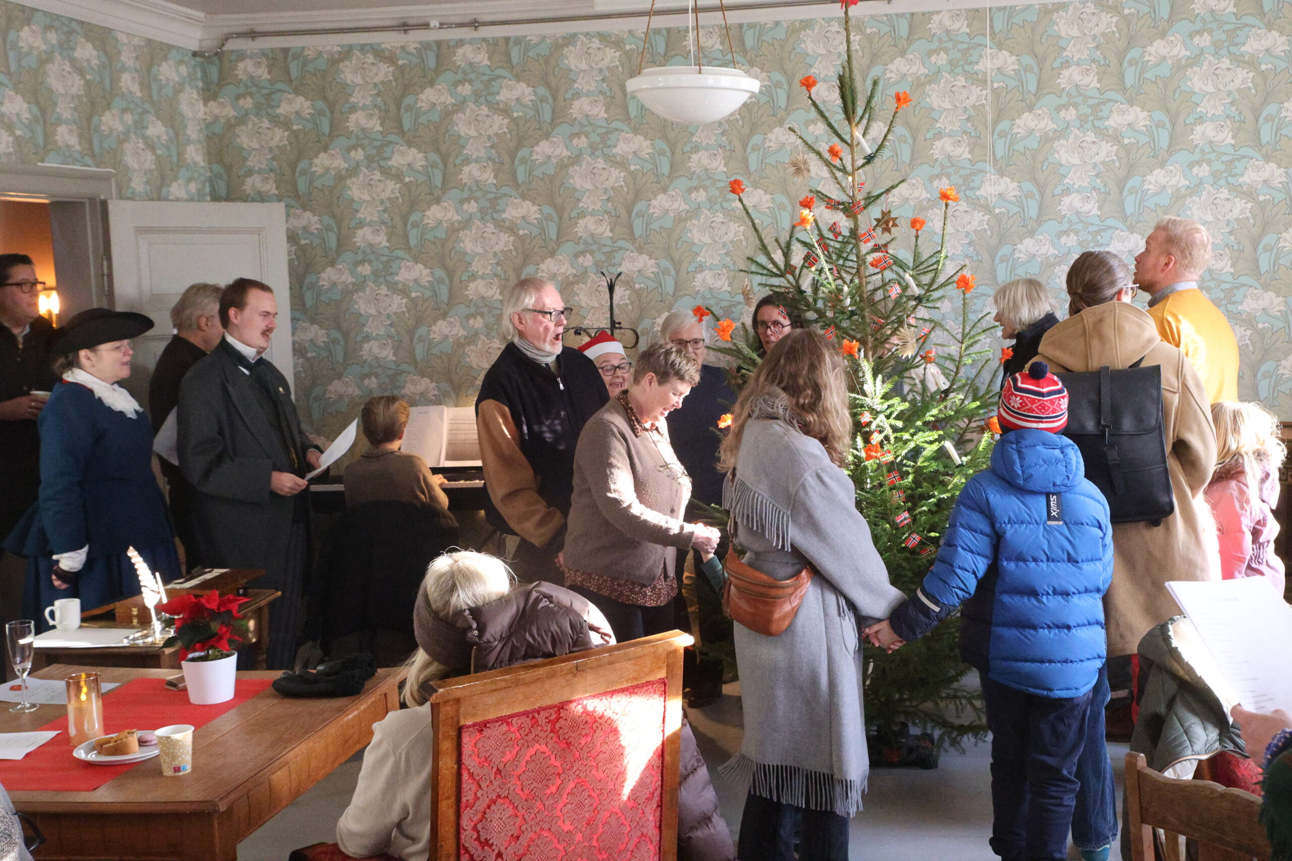 Det ble gang rundt juletreet under historielagets historiske julefeiring i Kongsvingers museums lokaler i Aamodtgården.