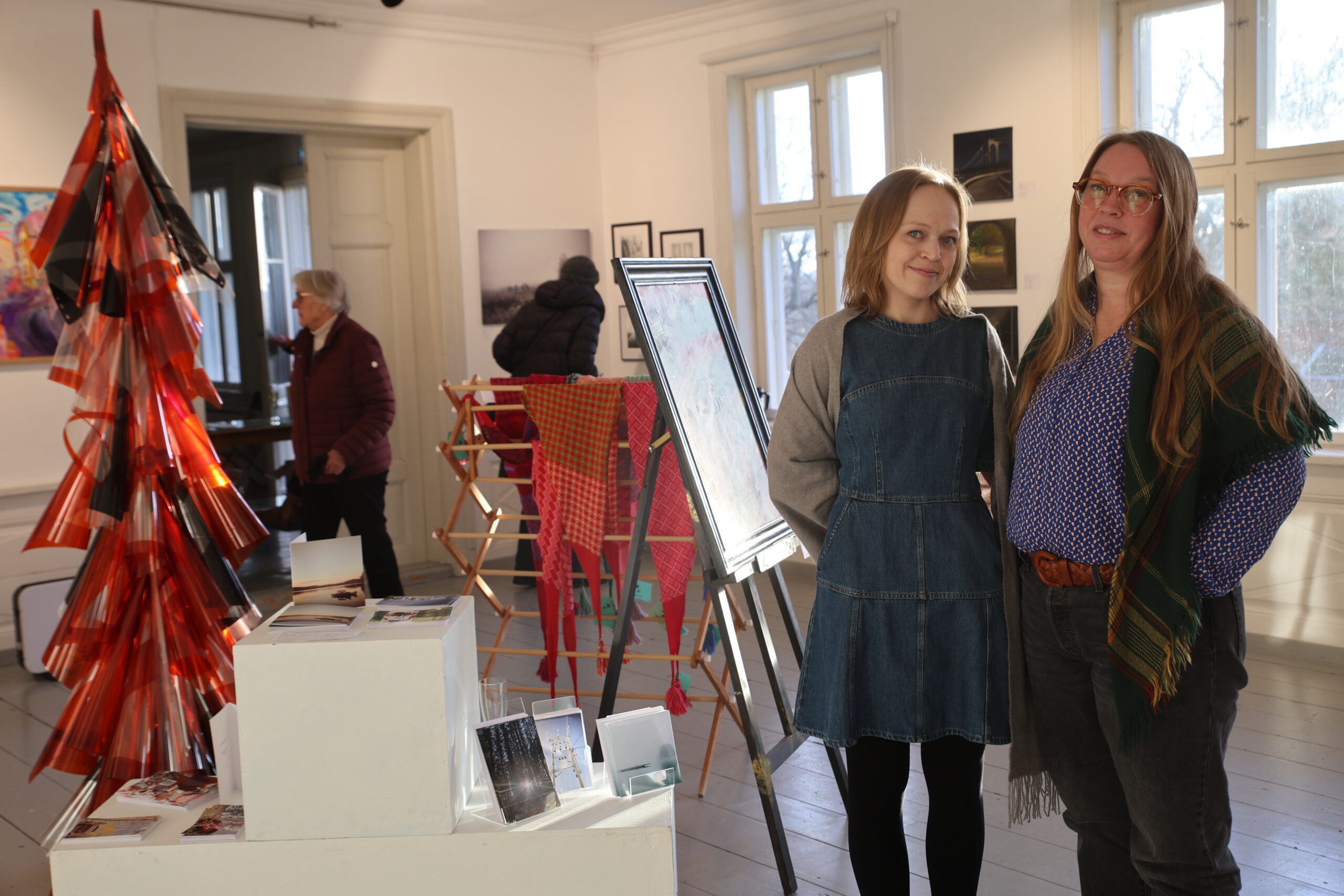 Ida Solem og Wenche Tangen og resten av Kongsvinger kunstforening var godt fornøyd med å kunne vise frem sine verk under årets julemarked i Øvrebyen.