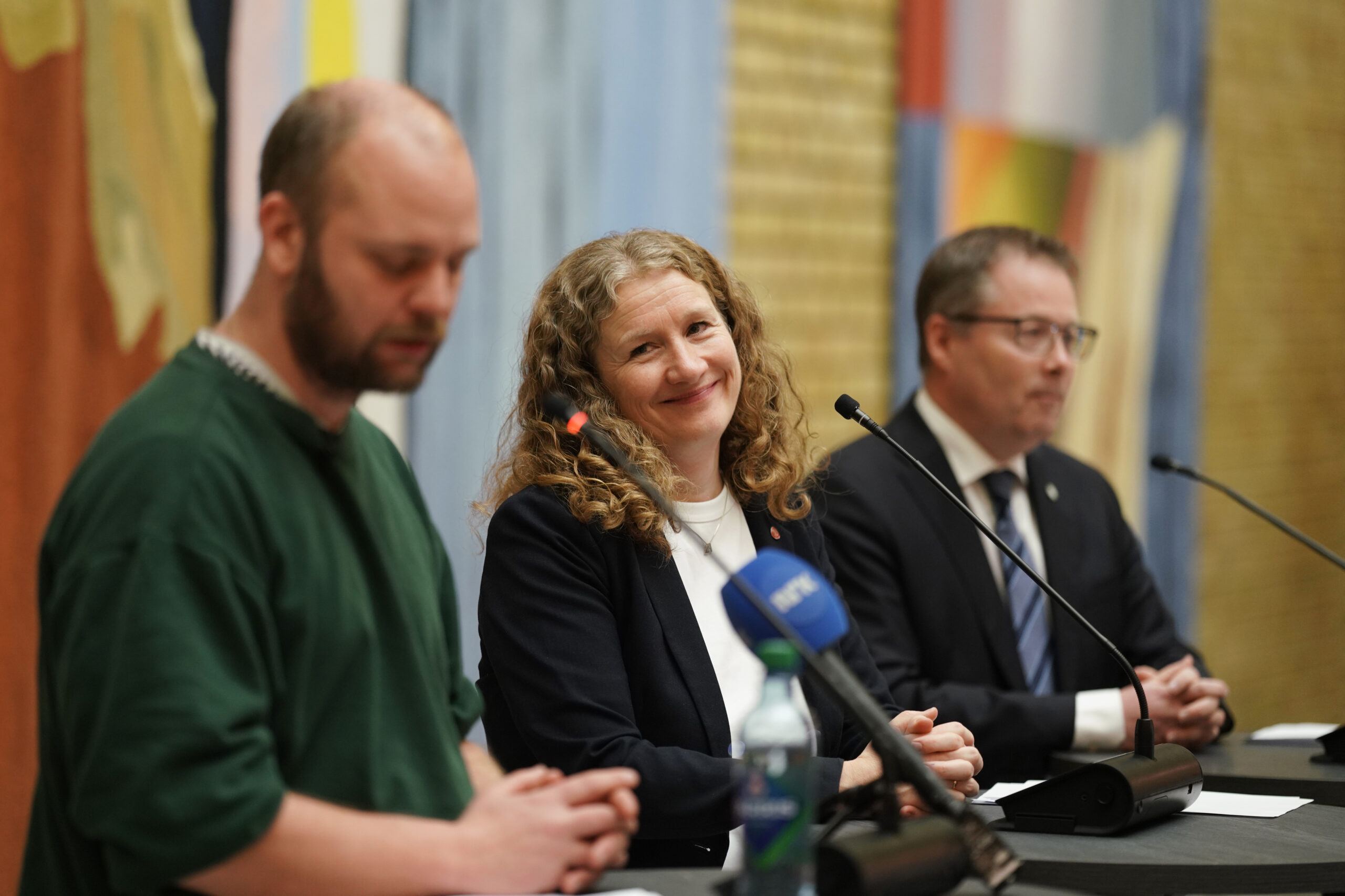 Mimir Kristjansson (Rødt), Tuva Moflag (Ap) og Bjørn Arild Gram (Sp) presenterte budsjettenigheten på Stortinget lørdag.