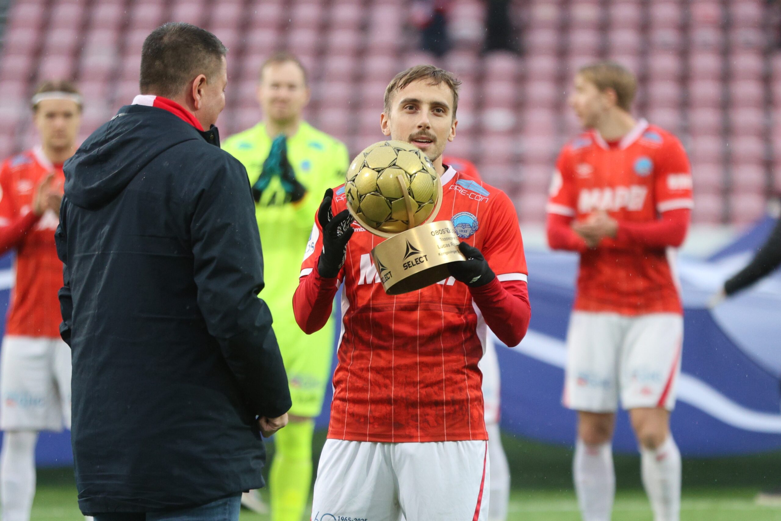 Lucas Ravn-Haren fikk før kampen det synlige beviset p at han er toppscorer i årets OBOS-liga.
