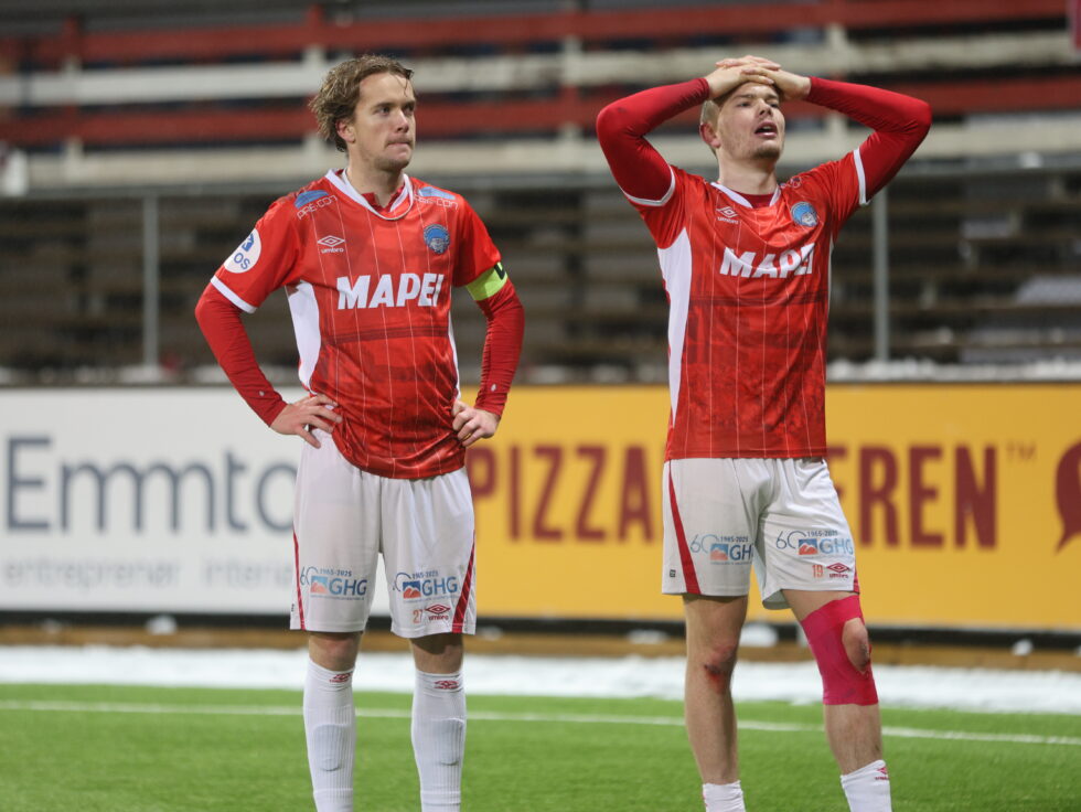 Kaptein Andreas Dybevik må sammen med Emil Arendrup Nielsen innse at de også til neste år skal spille i OBOS-ligaen.