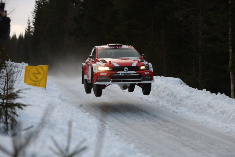 Grunnet usikre værforhold velger KNA Kongsvinger å avlyse neste års Rally Finnskog. Her fra da Frank Tore Larsen / Lars-Håkon Lundgreen kjørte i 2025.