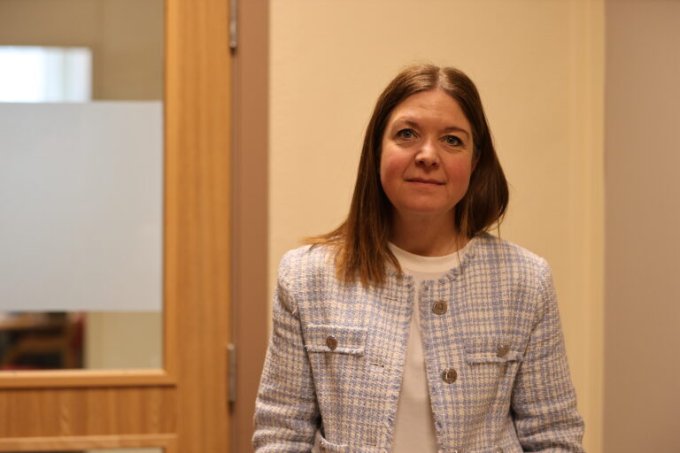 Kommunalsjef for helse og mestring June Jurgensen la frem rapporten for de folkevalgte.