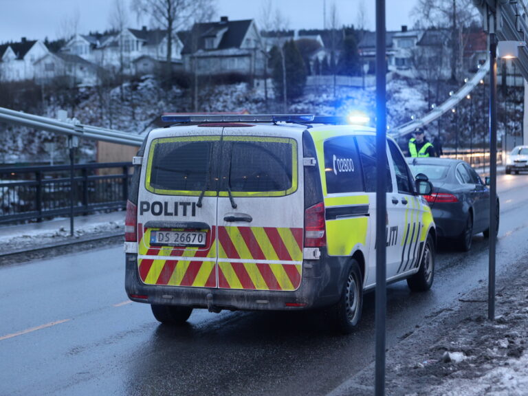 Politiet sørger for at trafikken flyter forbi en bil som har stanset på Kongsvinger bru.