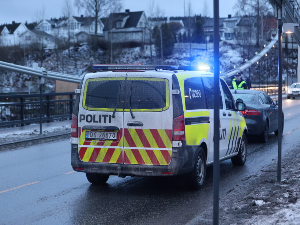 Politiet sørger for at trafikken flyter forbi en bil som har stanset på Kongsvinger bru.
