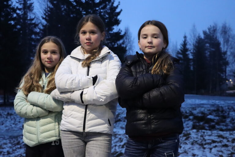 Jenny Zirin Belbo Slåtto (10), Maria Zirin Belbo Slåtto (11) og Leah Olivia Craig (11) går på Marikollen barneskole. De savner et tilbud som Langeland og Vennersberg barneskolene allerede har.